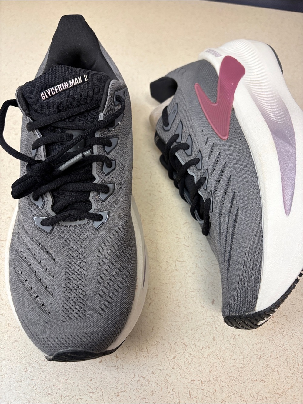 Brooks Gray and Black Women's Running Shoes - Picture 4 of 6